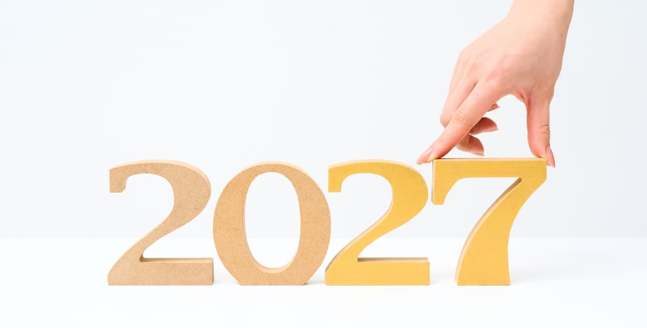 Dubai city skyline future development outlook 2027